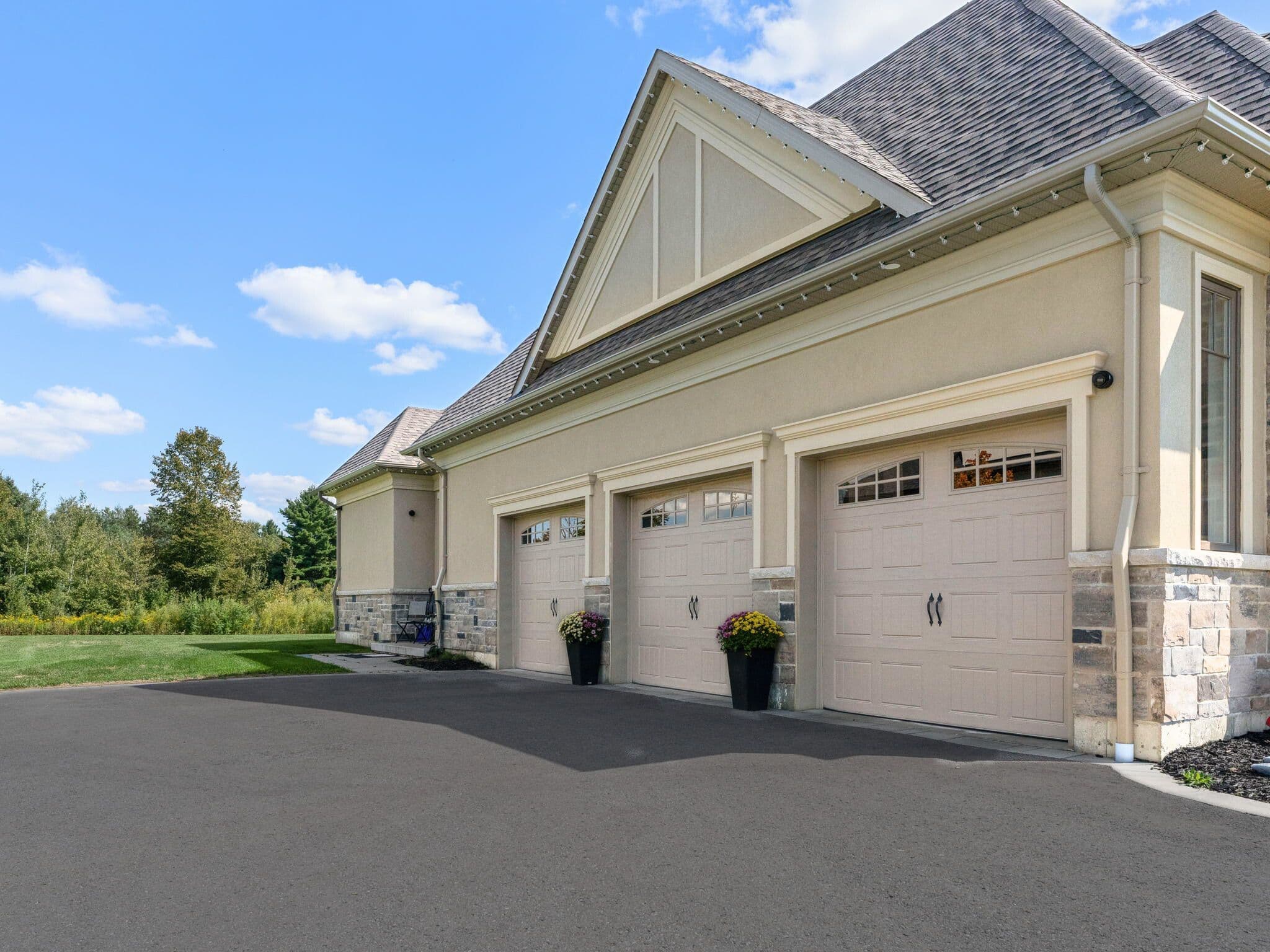 Secondary listing photo of 6 bedroom Detached house in Ajax at 21 Dexshire Drive.